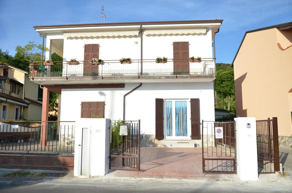 La Perla Del Magra Holidays House Monte Marcello Luaran gambar